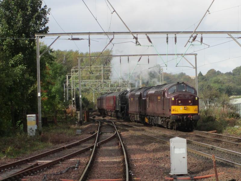 Photo of 5Z87 approaches Dumbarton Central 3.10.17