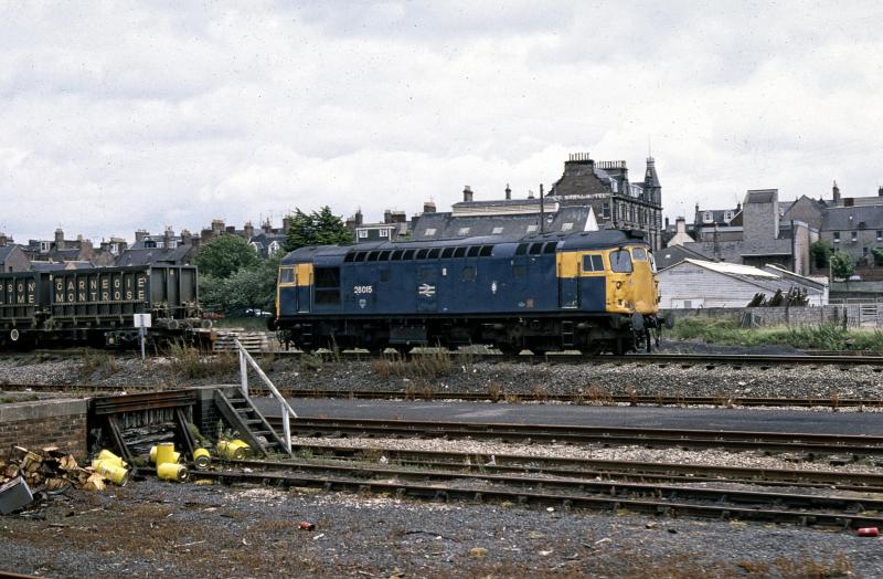 Photo of LIME WAGONS 26015  MONTROSE  YARD 1988.jpg