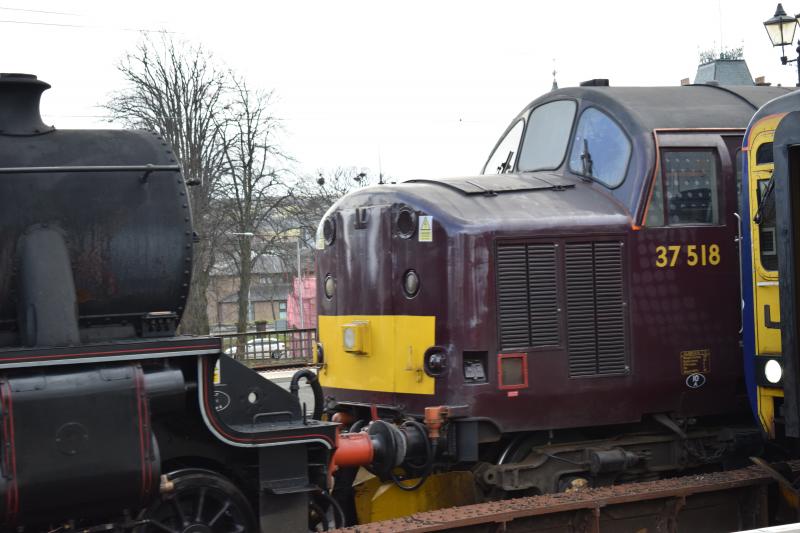 Photo of 5Z60 and 1Y44 meet at Dumbarton Central