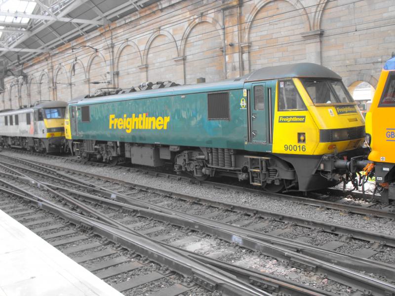 Photo of Freightliner class 90 in Edinburgh Waverley