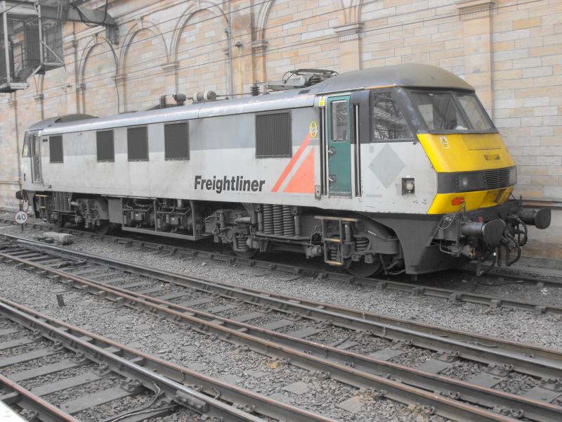 Photo of Class 90 in Edinburgh Waverley