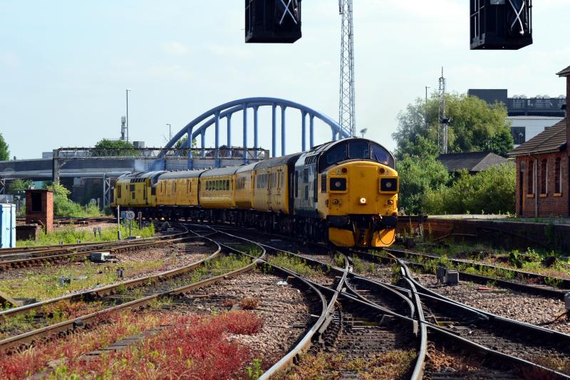 Photo of 37025 & 97301 Derby