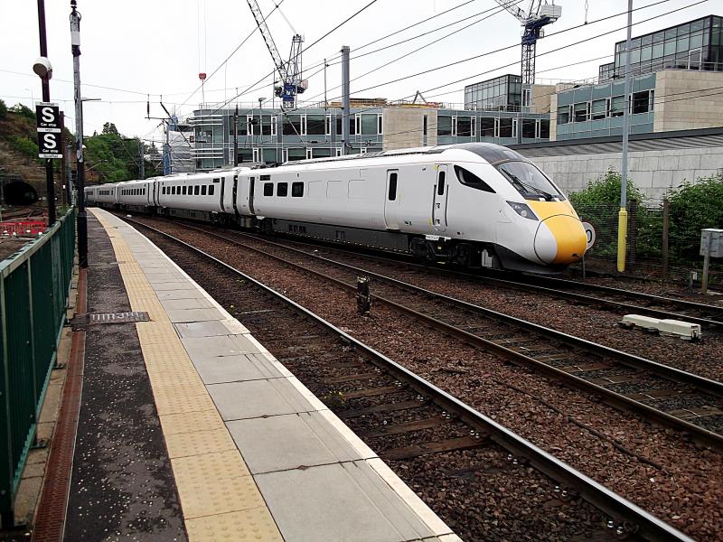 Photo of 800202 at Edinburgh Waverley