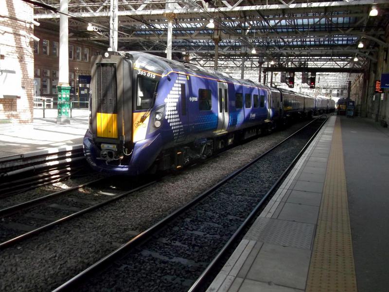 Photo of 385015 at Edinburgh Waverlwy