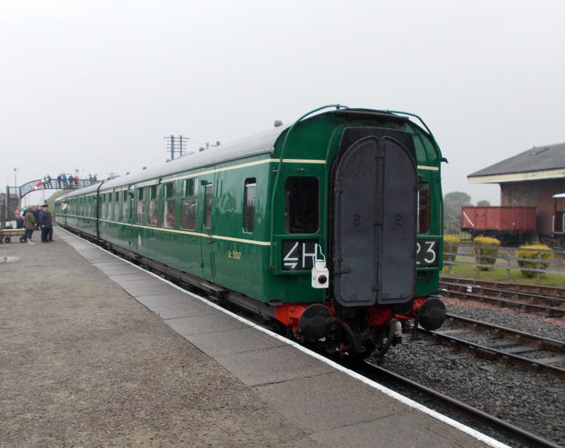 Photo of DMU departure.