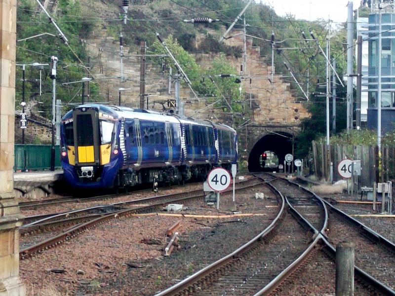 Photo of 385006 at Edinburgh