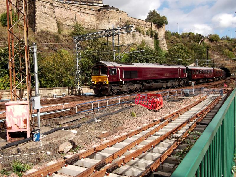 Photo of 66746 at Edinburgh Waverley