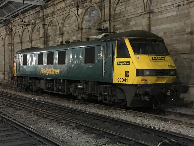 Photo of 90041 - Edinburgh Waverley 