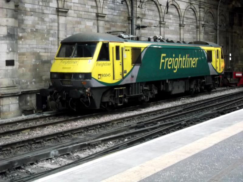 Photo of 90045 at Edinburgh Waverley