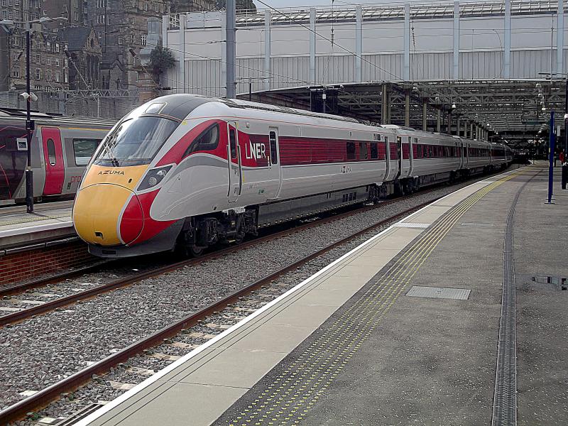 Photo of 800111 at Edinburgh Waverley