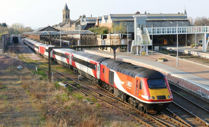 Photo of 1S16 London to Inverness arrives in Pl. 7 at Perth...11-4-19.