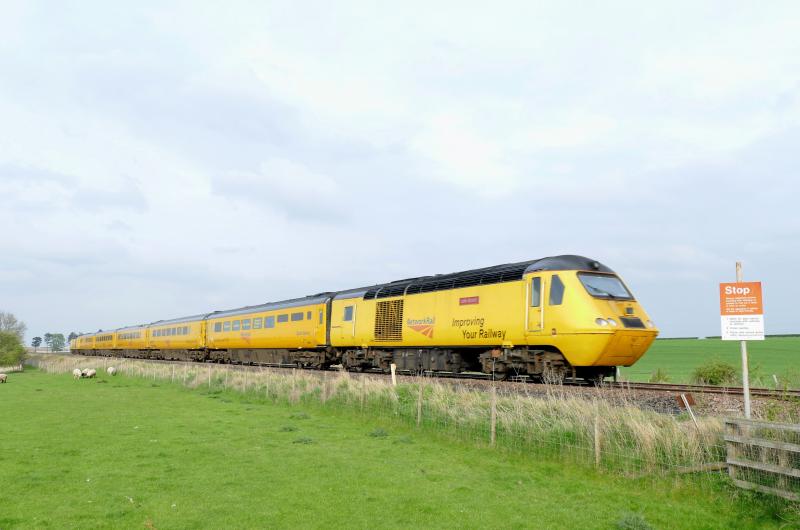 Photo of 1Q26 NR HST Passing Pitcoag Farm, Glencarse...30-4-19.