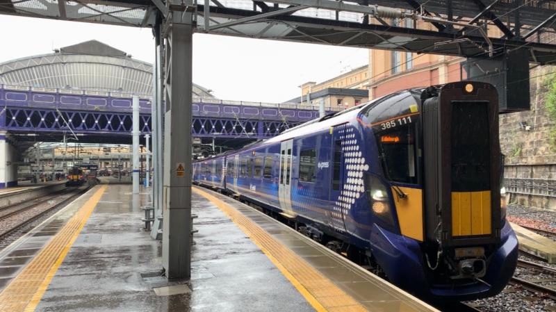 Photo of 8 coach 385 at Queen Street 