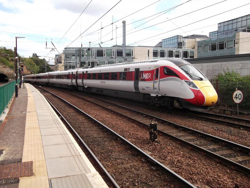 Photo of 800110 at Edinburgh Waverley