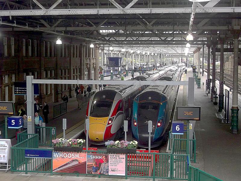 Photo of 800112 at Edinburgh Waverley