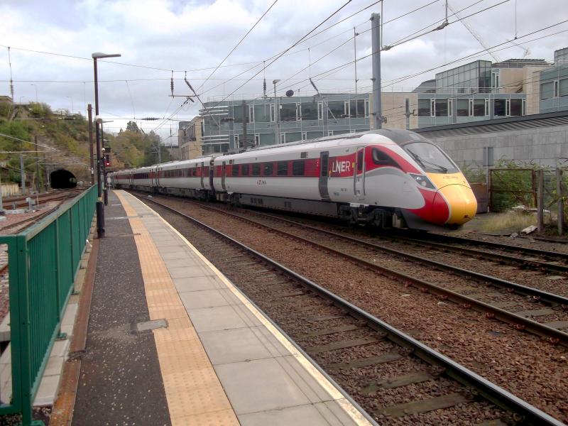 Photo of 800105 at Edinburgh Waverley