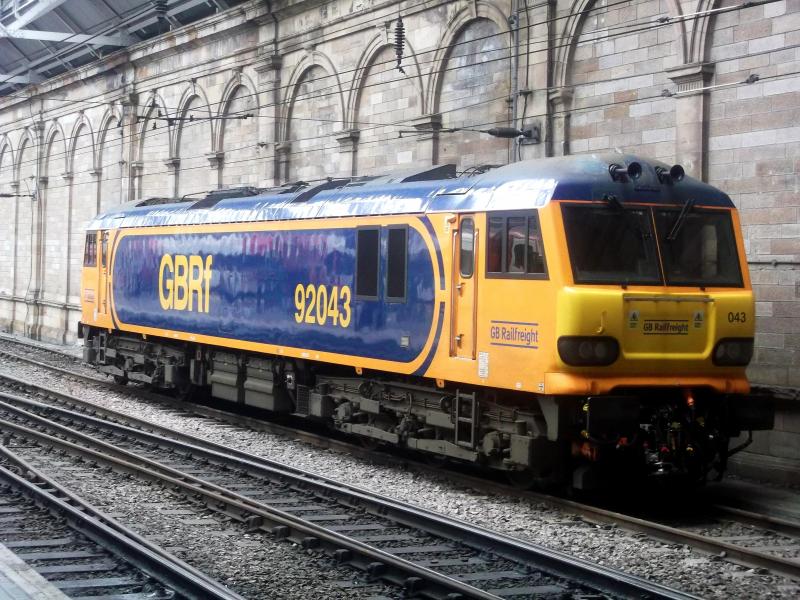 Photo of 92043 at Edinburgh Waverley