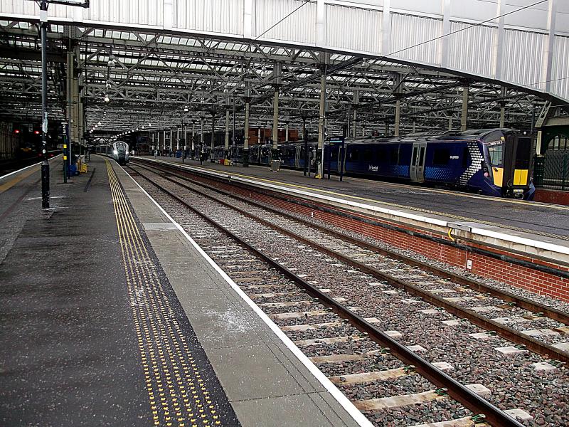 Photo of 385013 at Edinburgh