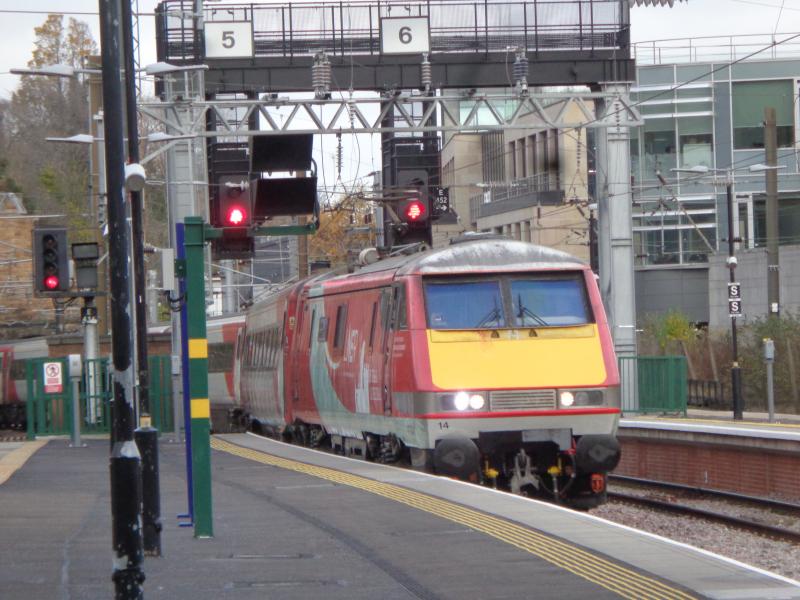 Photo of 91114 arrives Platform 5 at Waverley with empties from Prestonpans loop