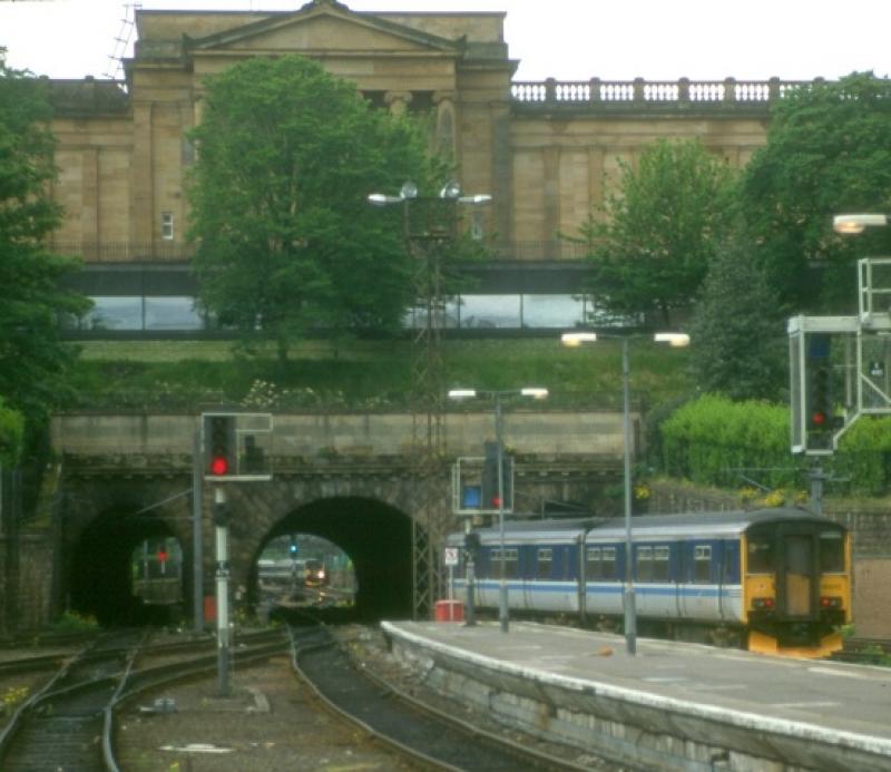 Photo of 150252 departing Edinburgh