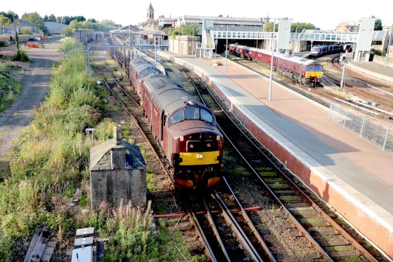 Photo of 37 685 & 37 668 depart Perth.