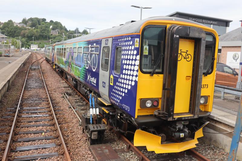 Photo of 153373 + 153380 @ Oban Station