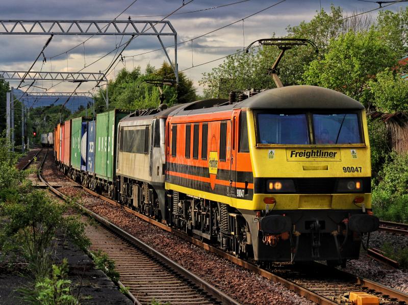 Photo of 90047 & 90010 4L81 - 19:36 Coatbridge F.L.T. to London Gateway