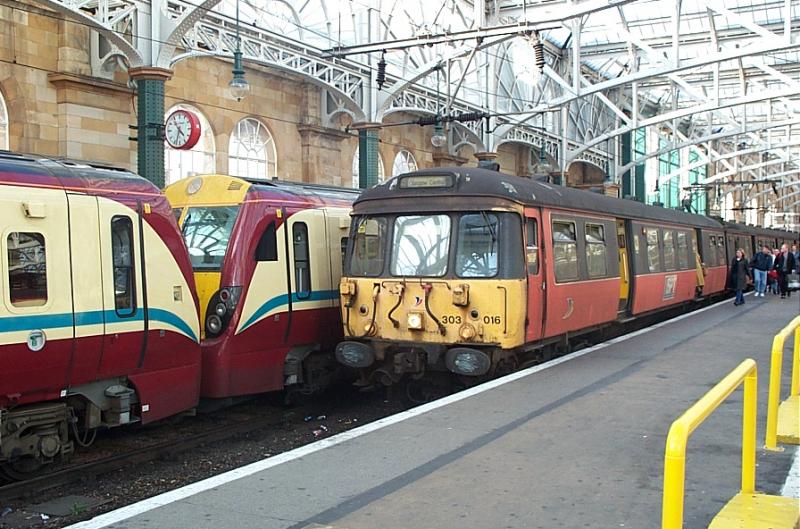 Photo of 303016 at Glasgow Central (29-Sept-2001)