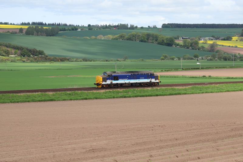 Photo of 37 425 passing Baldinnies Farm