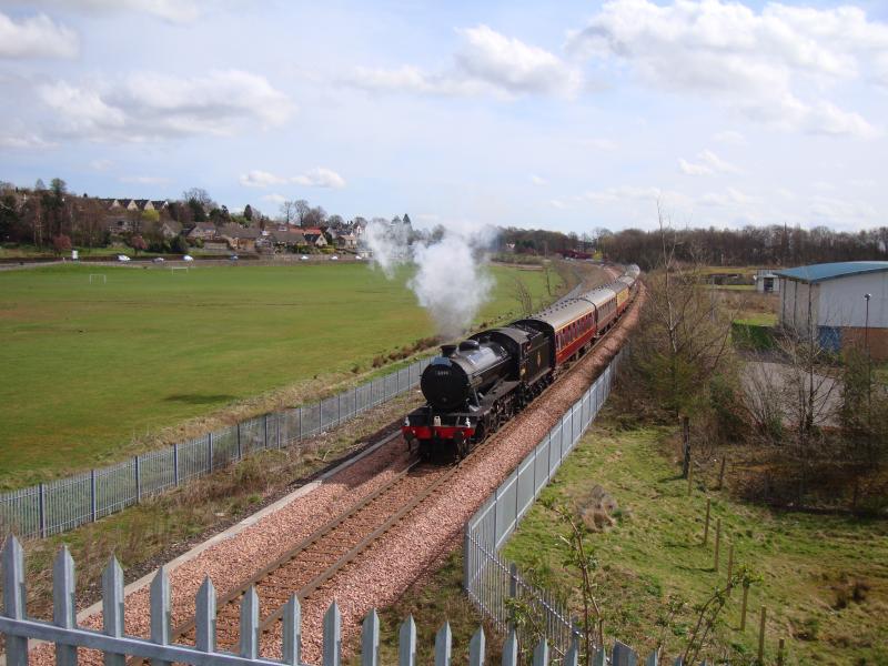 Photo of steam passing alloa redwell