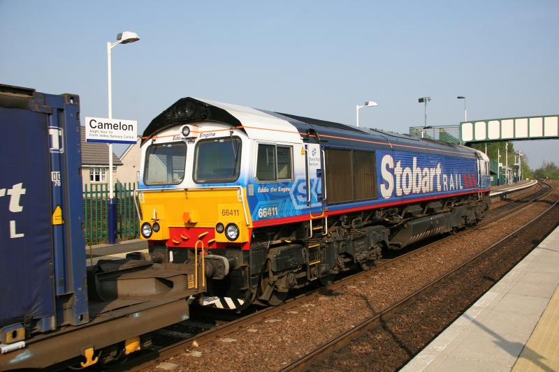 Photo of Camelon station sign nicely framed as 66411 4Z43 Daventry - Grangemouth passes at 16:53