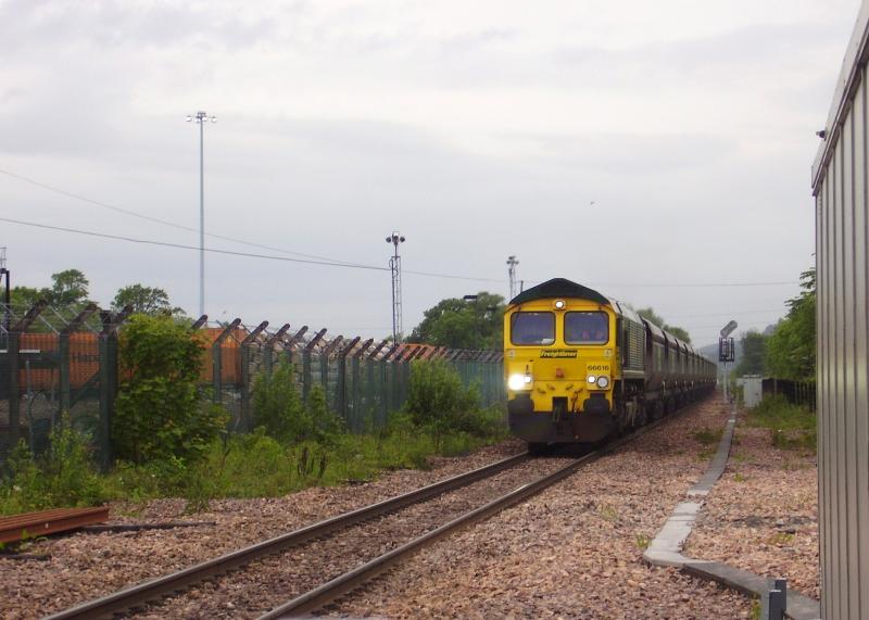 Photo of 66616 on 6G08 approaches Cambus LC on 25th May 2009