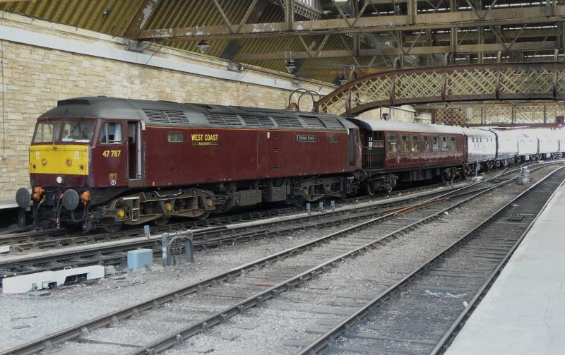 Photo of 47787 Windsor Castle at Perth 4th May 09.jpg