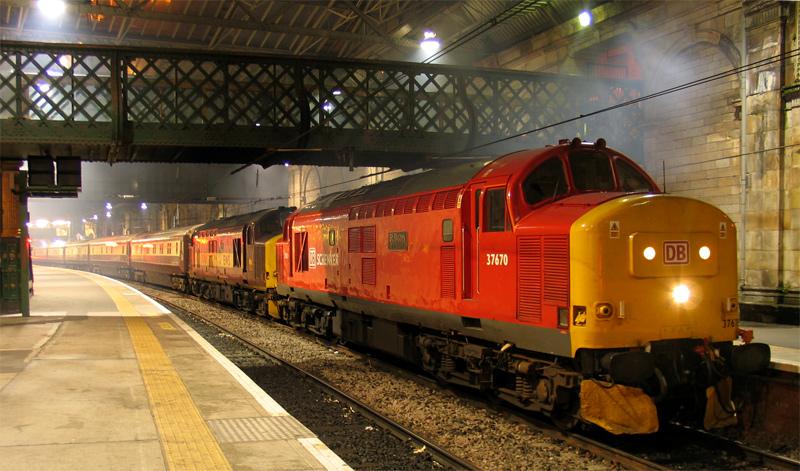 37670+37401 Waverley: 37670+37401 clag up Waverley 23rd August 10.20pm at the end of the Northern Belle trip Photo of 37670+37401 Waverley