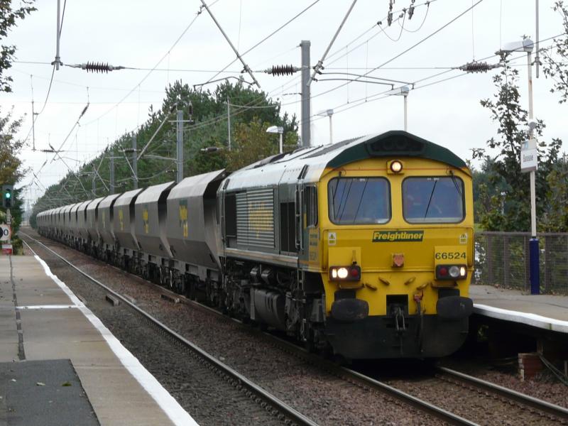 Photo of 66524 pulls through Barassie Station 