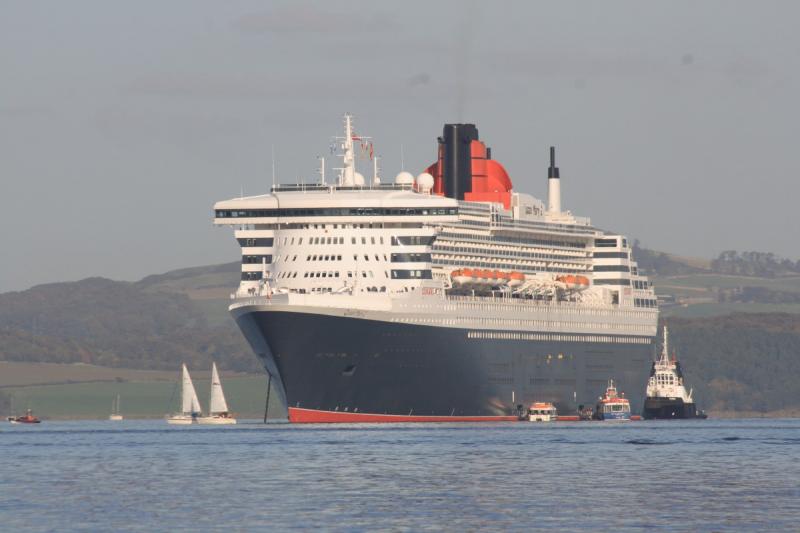 Photo of QM2 from South Queensferry