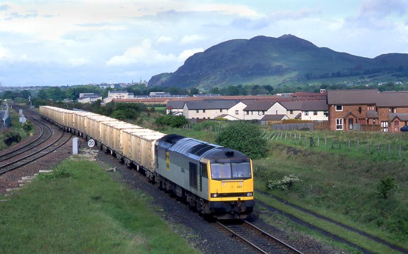 Photo of 60057 with the Kaimes - Powderhall empty binliner