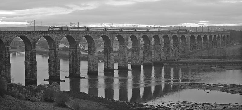 Photo of HST on the Royal Border Bridge