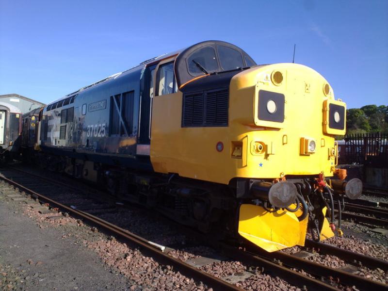 37025 Just Washed: 37025 Just finished the last train at bo ness on the 8th May 2010 and is shining in the sun after a long overdue wash. Photo of 37025 Just Washed