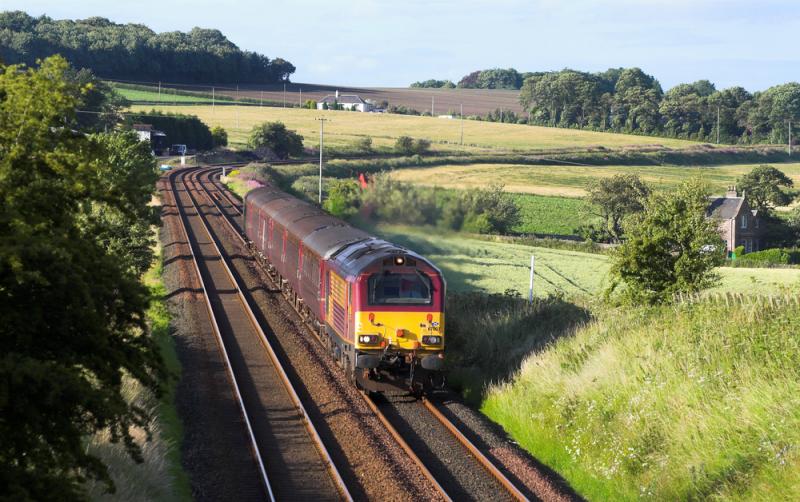 Photo of 67007 heads 1Z24 Golfex south past Dairsie Mains