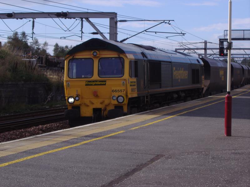 Photo of 66557 ambles south through Carstairs Junction 