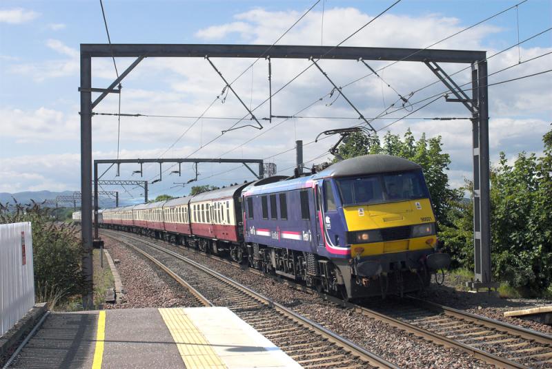 Photo of 90021 heads 1Z40 through Prestonpans