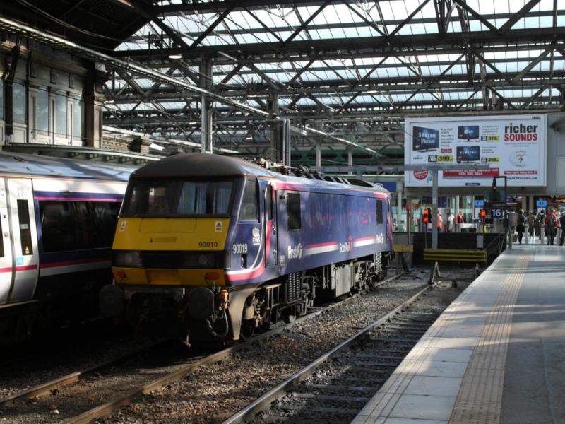 Photo of 90019 in Edinburgh Waverley middle siding