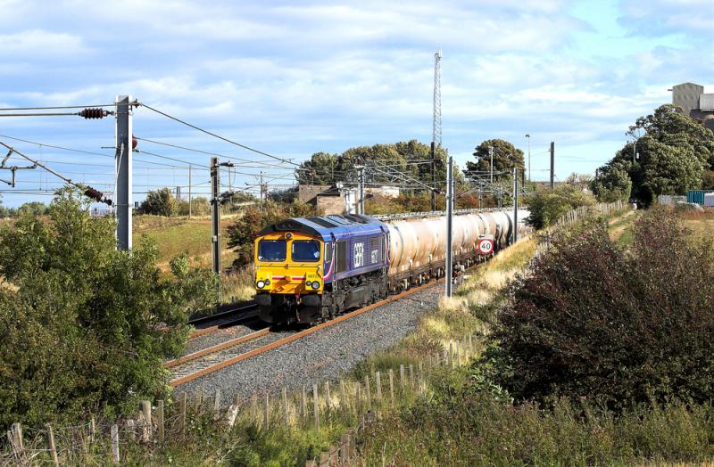 Photo of 66727 passing Oxwellmains