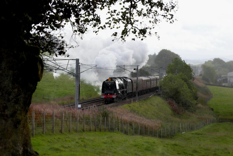 Photo of 6233 Duchess of Sutherland passing Cleghorn