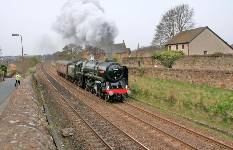 Photo of 70013 Oliver Cromwell and support coach.