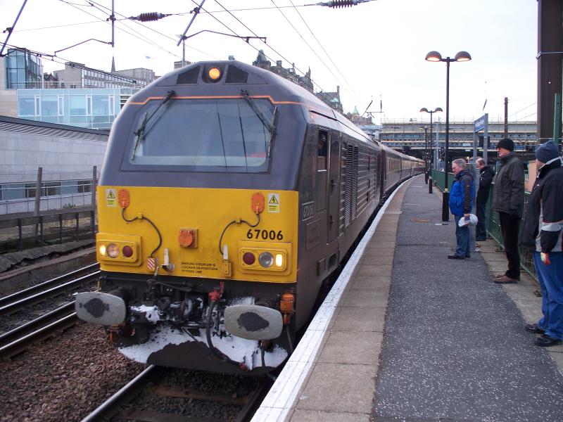 Photo of 67006 leaves Waverley with 5Z32 on 18/12/10