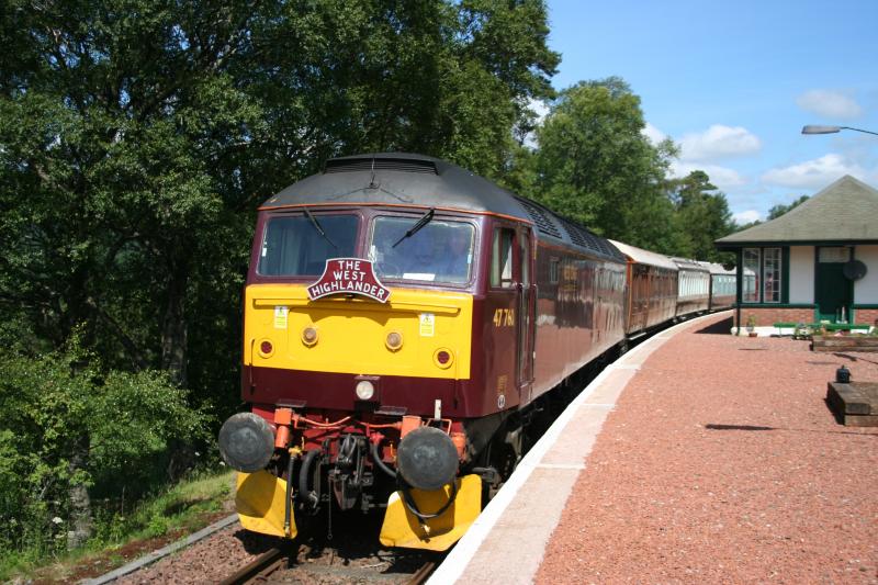 Photo of 47760 waits at the bridge