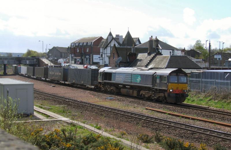 Photo of 66425 with 4A13 at Larbert.