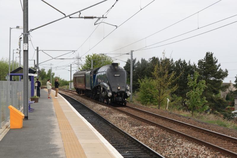 Photo of Passengers at Newcraighall looking at 60007